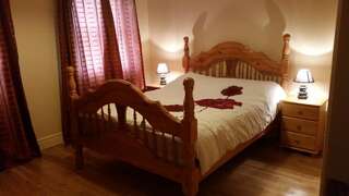 Отели типа «постель и завтрак» Whitethorn Lodge, Farm B&B, Lackafinna Конг Двухместный номер Делюкс с 1 кроватью и душем-1